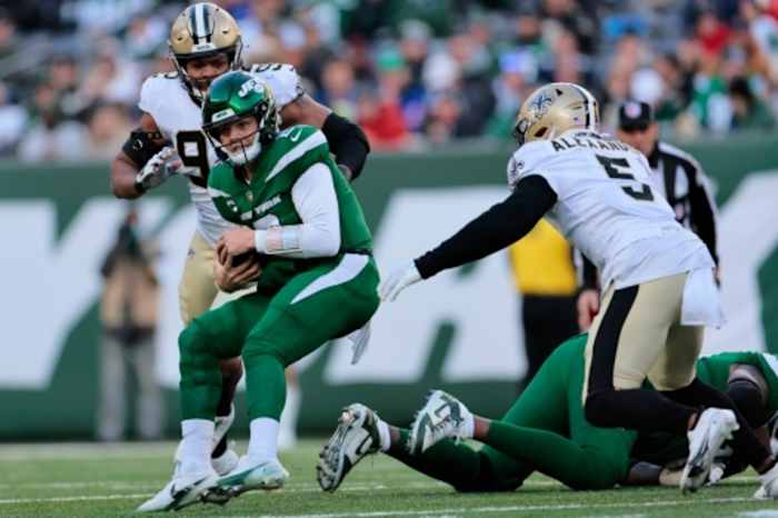Saints linebacker Kwon Alexander (5) sacks Jets quarterback Zach Wilson (2). Credit: trentonian.com